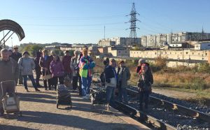 Залізничники змусили пасажирів вийти на рейки